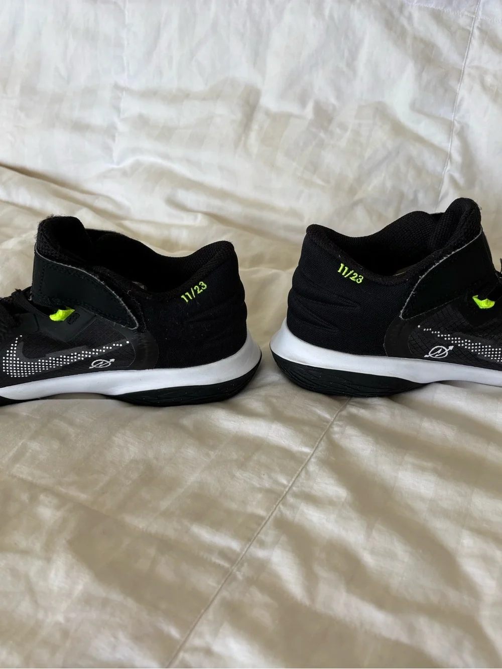 Nike Kyrie Irving Low Top Basketball Sneaker shoes Youth boys 3 Lace+Strap